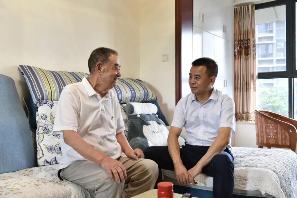 6686体育电气集团党组走访慰问老干部老党员-6686体育