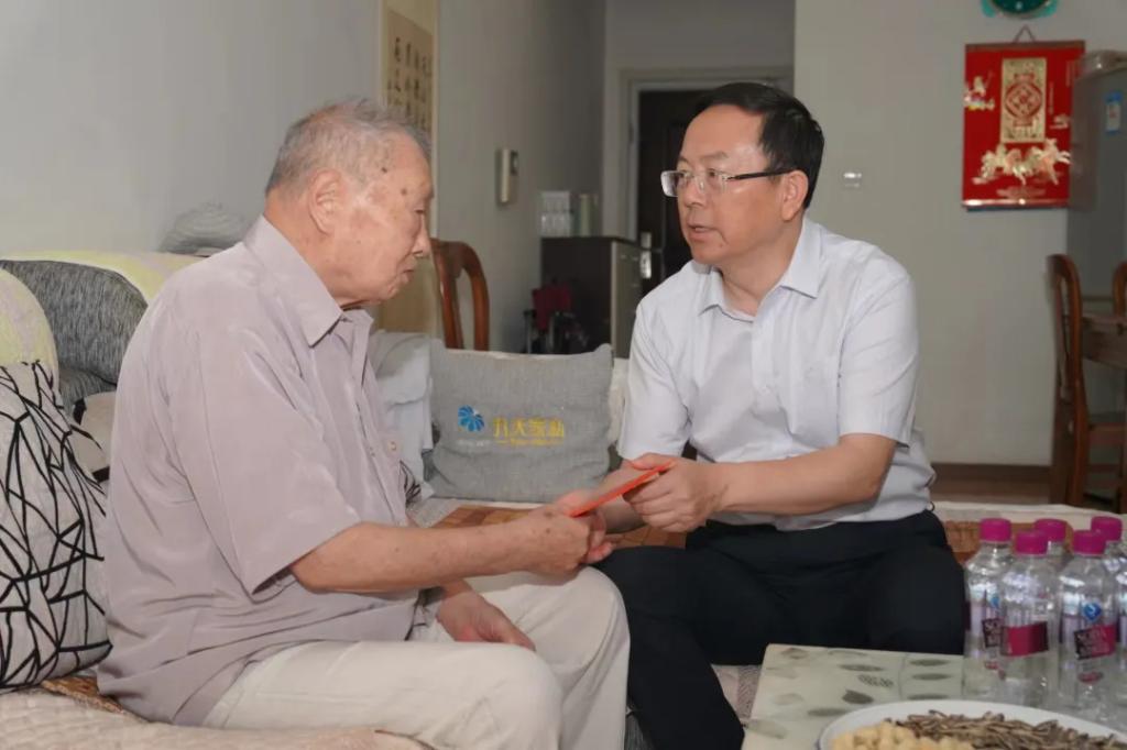 6686体育电气集团党组走访慰问老干部老党员-6686体育