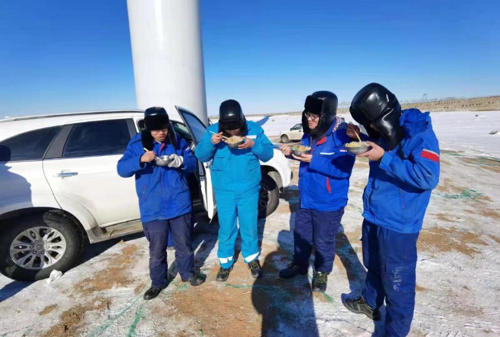 [工人日报]天气幻化莫测，，，野兽时常出没，，，他们在“天下屋脊”追风-6686体育