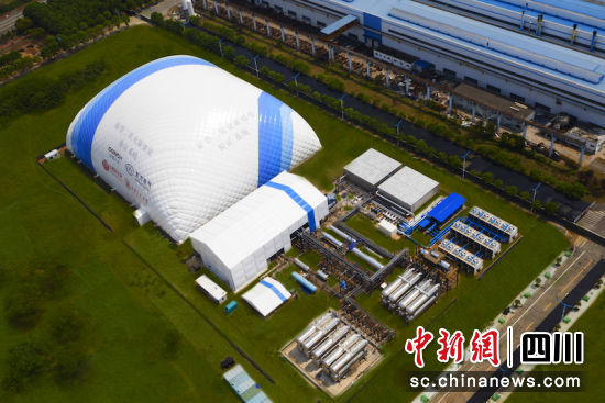 项目像一座蓝白相间的“小山”。。。。。。6686体育汽轮机 供图
