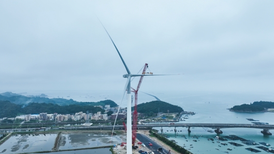 全球首台18兆瓦海优势电机组吊装乐成-6686体育